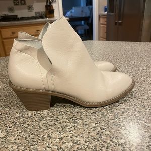 Universal thread ankle boot